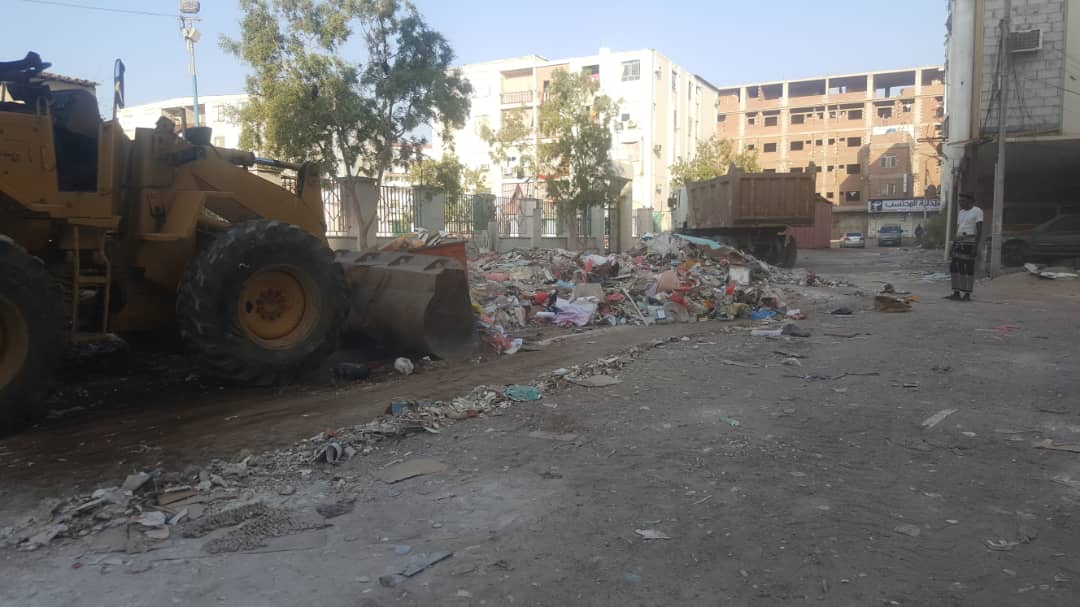  : مواطنون يستحدثون اماكن جديدة لرمي مخلفاتهم من القمامة ثم يناشدون صندوق النظافة والاخير يتدخل لإنتشالها.. صور