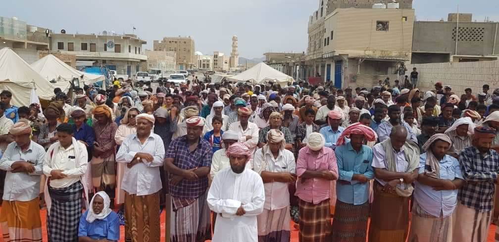  : سقطرى.. المعتصمون المطالبون بإقالة المحافظ الإخواني "محروس" يؤدون صلاة الجمعة أمام بوابة المحافظة "صور"