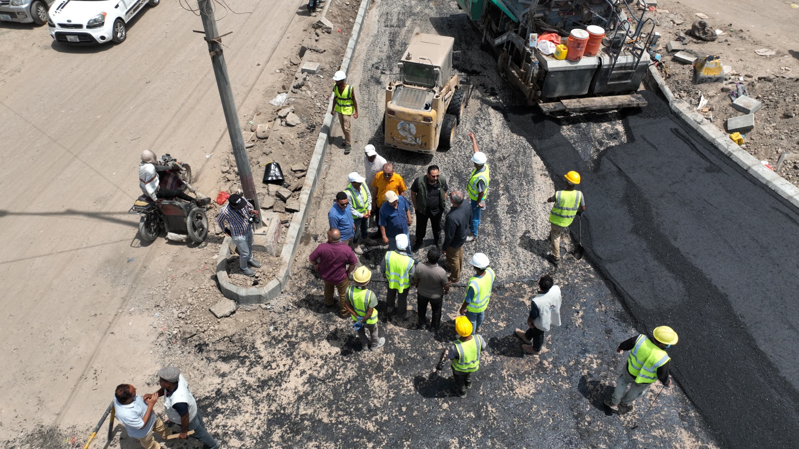 الماس وباهرمز يتفقدان أعمال الإسفلت في مشروع صيانة طريق " الملعب ـ السيلة "  بمديرية الشيخ عثمان 