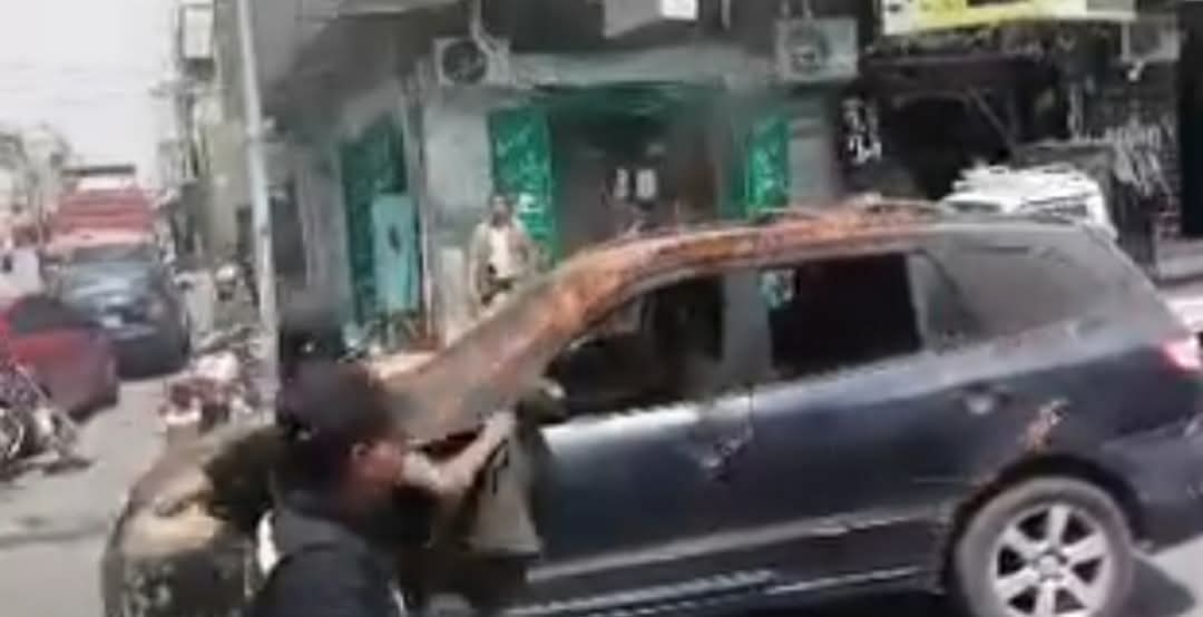 شيخ قبلي في الحديدة يُحرق سيارته احتجاجا على ممارسات حوثية تعسفية