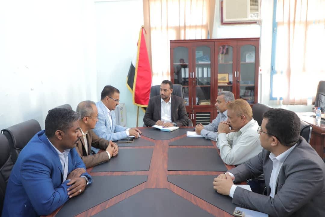 الوزير العكبري يرأس اجتماعاً بقيادة السلطة المحلية بحضرموت لمناقشة التحضيرات لإنطلاق العام الدراسي الجديد