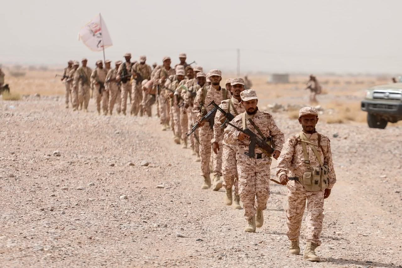قوات العمالقة الجنوبية تنفذ مسيرًا عسكريًًا لتعزيز استعدادها القتالي