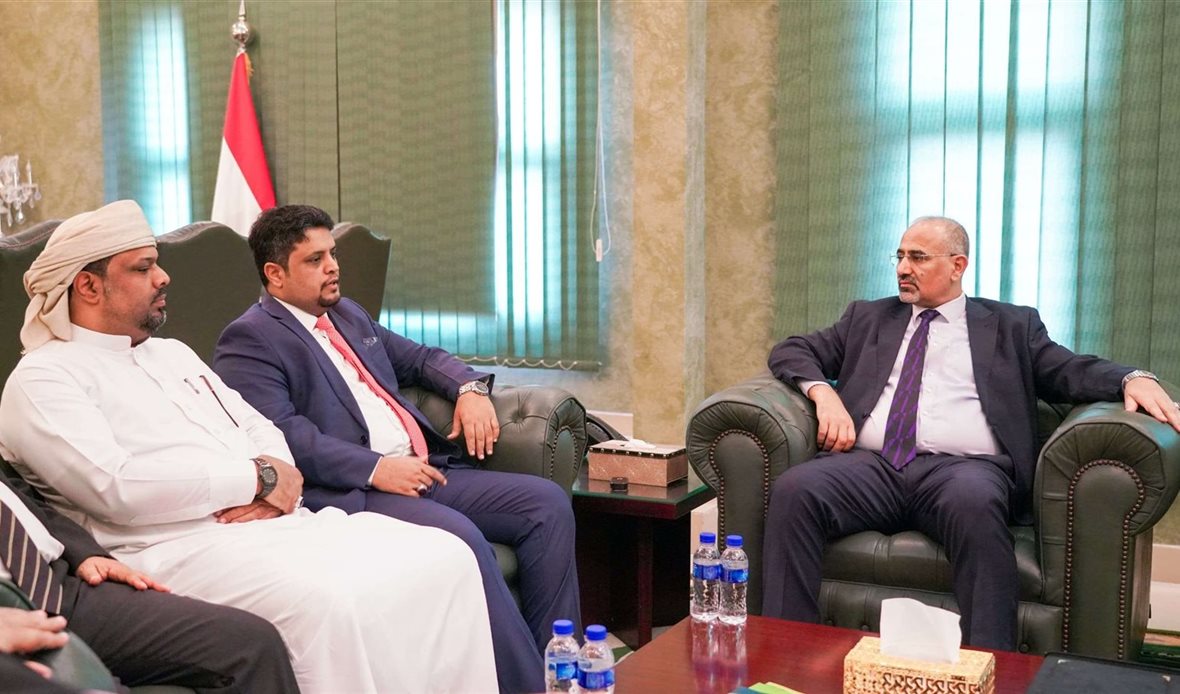 الرئيس الزُبيدي يطّلع على جهود قيادة جامعة المهرة في تطوير التعليم الأكاديمي بالمحافظة