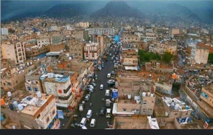 جنود يقتحمون المجمع القضائي بتعز ويختطفون ضابطاً ورجل أمن