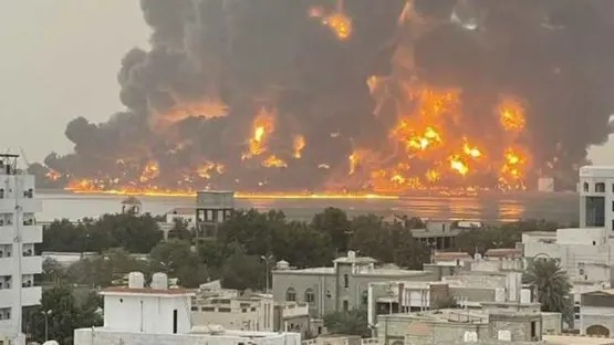  مصدر أمني إسرائيلي: "ألقينا 50 قنبلة دقيقة على أهداف محددة وميناء الحديدة دُمّر تماماً"
