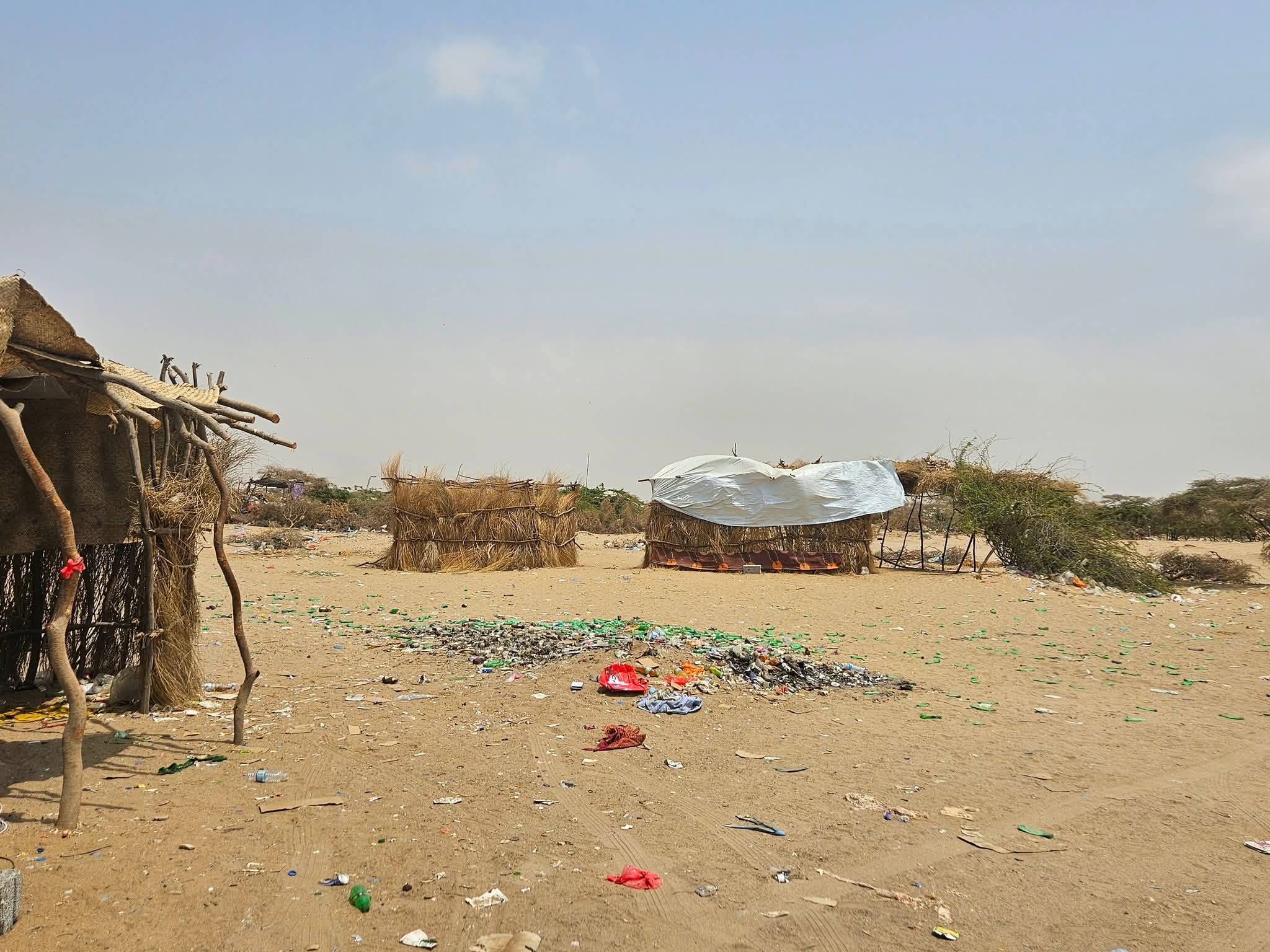 أجهزة الأمن في أبين تسيطر على مواقع يستخدمها المهربون لإيواء مهاجرين غير شرعيين