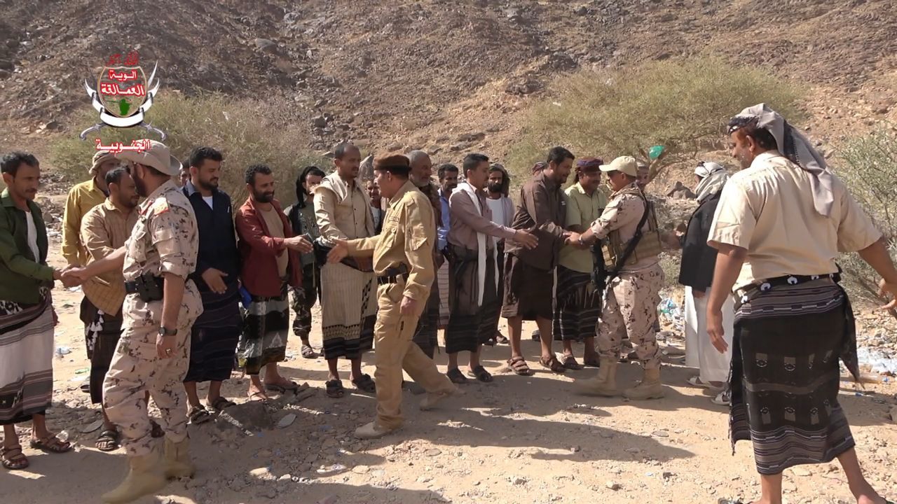 بتوجيهات المحرمي.. قيادات من العمالقة تقوم بزيارة عيدية للمرابطين في جبهات القتال