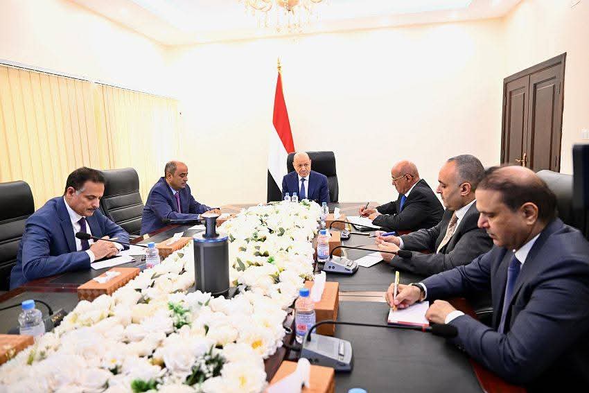 رئيس مجلس القيادة يجتمع برئيس الوزراء ومحافظ البنك المركزي