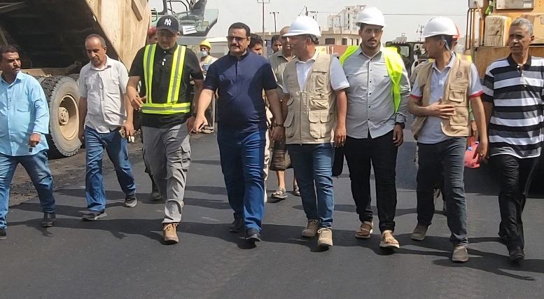 مدير عام المنصورة يدشن أعمال فرش الطبقة الأسفلتية بمشروع إعادة تأهيل شارع الخمسين
