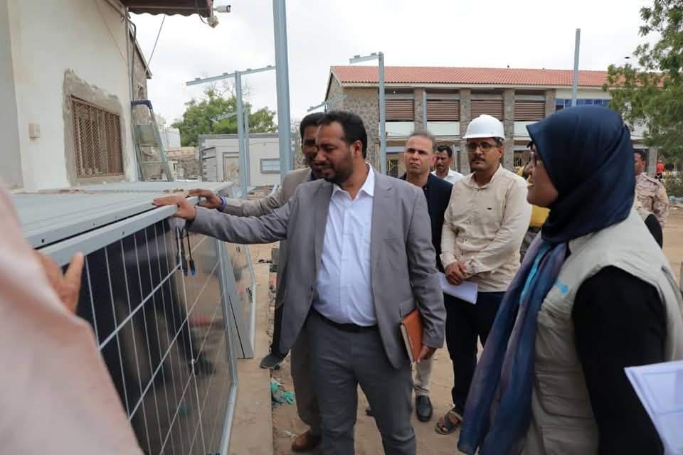 الوزير العكبري يتفقد سير العمل في تنفيذ مشروع منظومة الطاقة الشمسية المتكاملة لمبنى ديوان الوزارة 