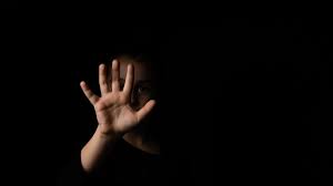 في ليلة زفاف شقيقتها .. أغتصاب طلفة عمرها 4 سنوات في مدينة عمران وأمن الحوثي يتستر على المجرم ..