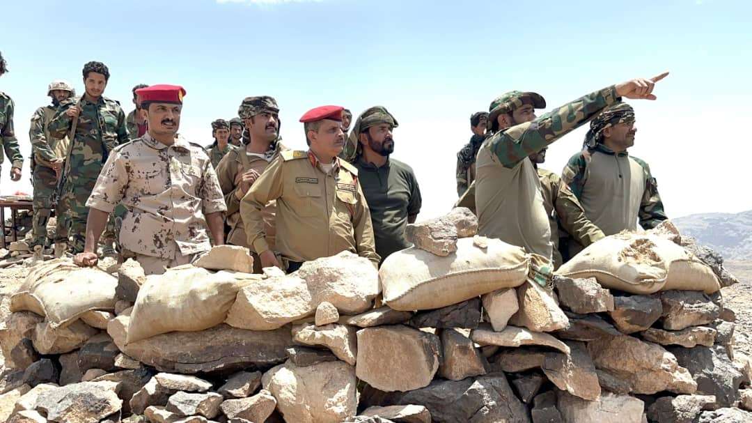 في زيارة تفقدية.. الحارثي النقيب يشيدان بجاهزية ومعنويات أبطال قواتنا في جبهة عين الحدودية