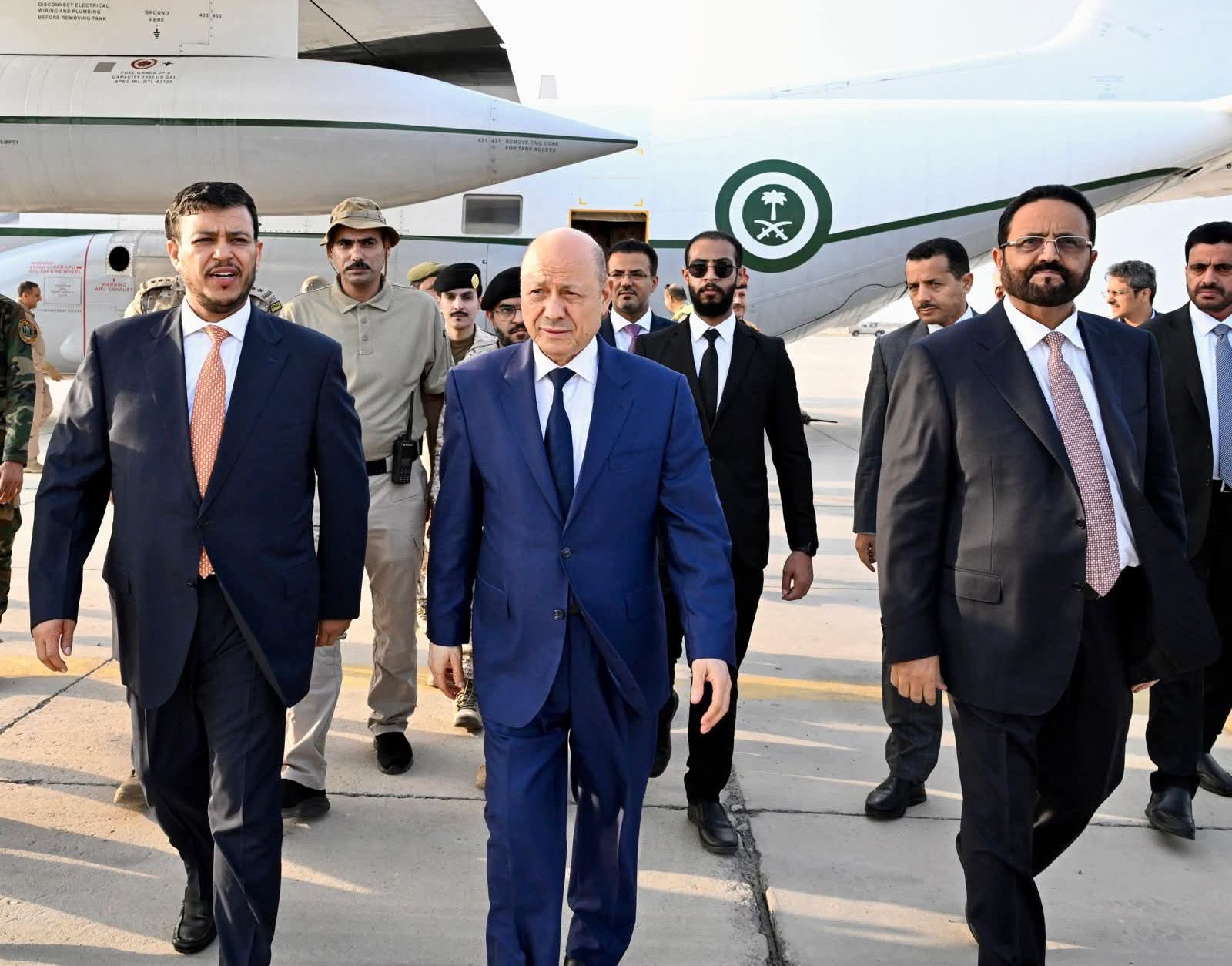 المجلس الرئاسي يعود كاملًا إلى عدن.. هل بدأ العد التنازلي لإعادة الهيكلة؟