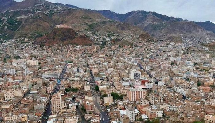 يسيطر على ابار مؤسسة المياه .. لواء عسكري بتعز يعلن عن تخفيضات بيع الماء لأصحاب الويتات