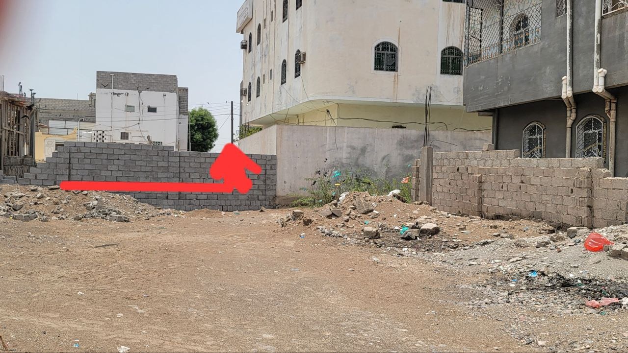 مواطنون في تبن يطالبون الأشغال بلحج بوقف التعدي على طريق عام وتحقيق عاجل في إغلاقه