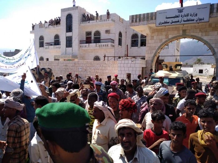  :  المتظاهرون يحاصرون ديوان سقطرى للمطالبة برحيل المحافظ الإخواني