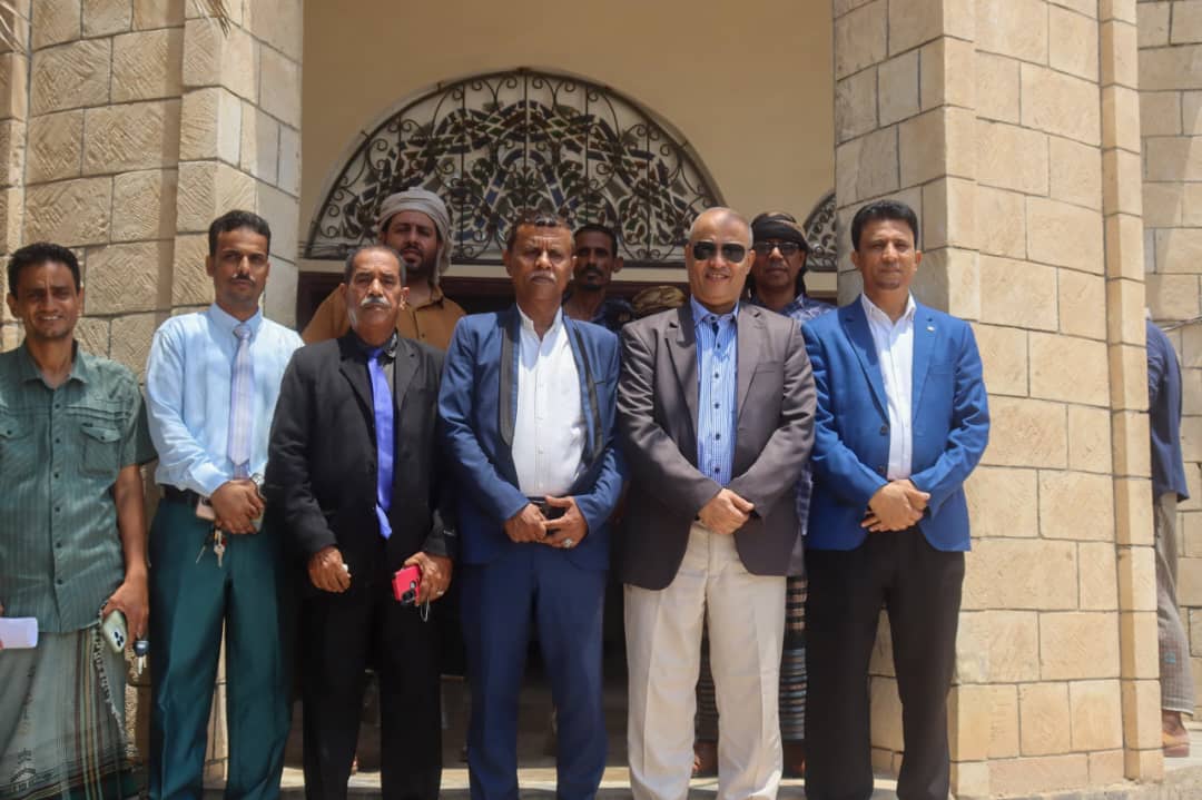 رئيس محكمة استئناف حضرموت يزور محكمة الشحر الابتدائية وإدارة أمن المديرية
