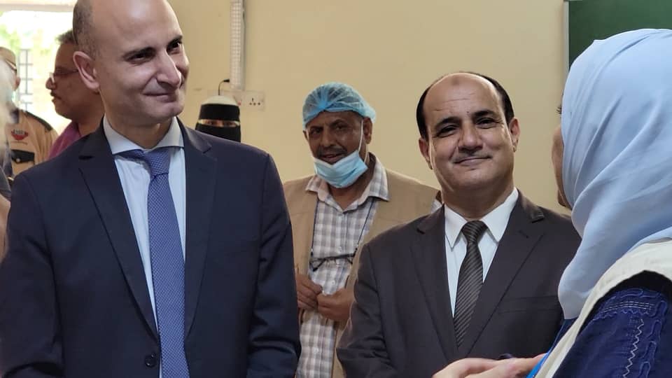 Le directeur général de Dar Saad reçoit l’ambassadeur de France et sa délégation qui l’accompagne et les informe sur la cuisine qui prépare des repas sains pour les étudiants à Dar Saad – Al Amana Net