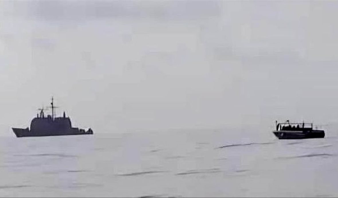 خفر السواحل يضبط مهربي أسلحة في عملية نوعية بالتنسيق مع البحرية الأمريكية