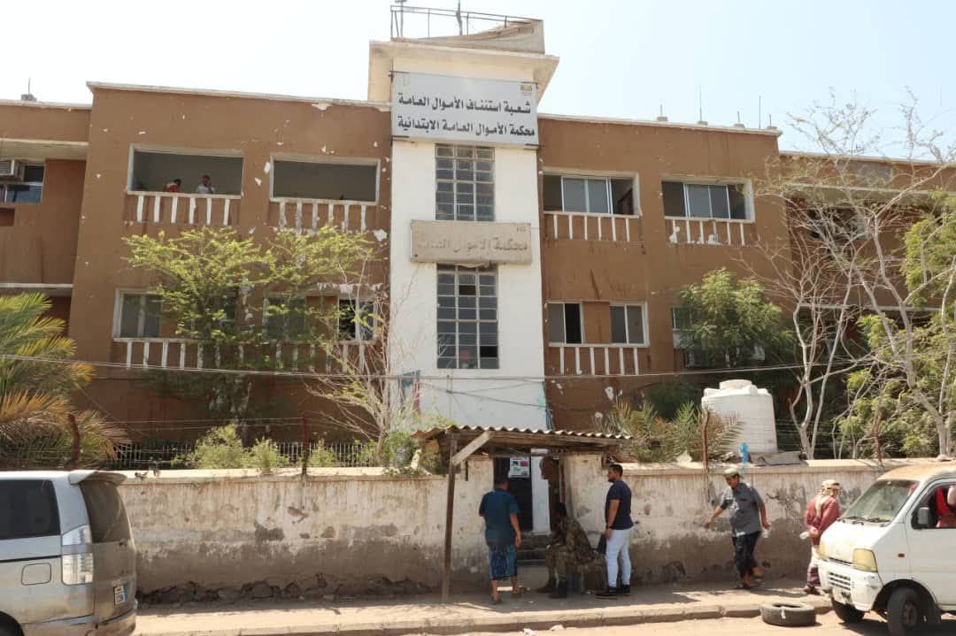 محكمة الأموال العامة الابتدائية بعدن تصدر أحكامًا في قضايا صرافة وزكاة وشروع بالسرقة