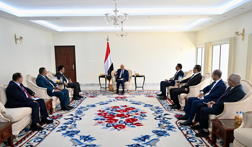 العليمي يستقبل قيادات المكتب السياسي للمقاومة الوطنية التابعين لطارق صالح