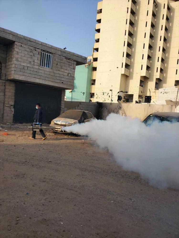 الصحة تواصل حملة الرش الضبابي واليرقي لإزالة مصادر توالد البعوض في  مديريات عدن