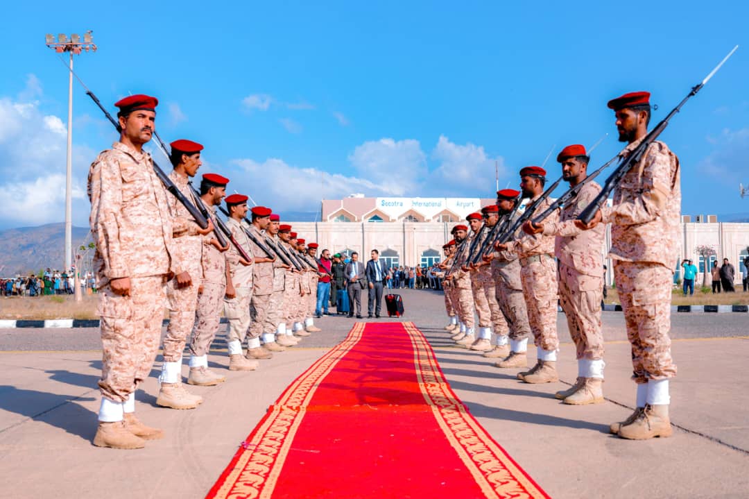 الرئيس الزُبيدي يصل أرخبيل سقطرى لتفقد أوضاع المحافظة