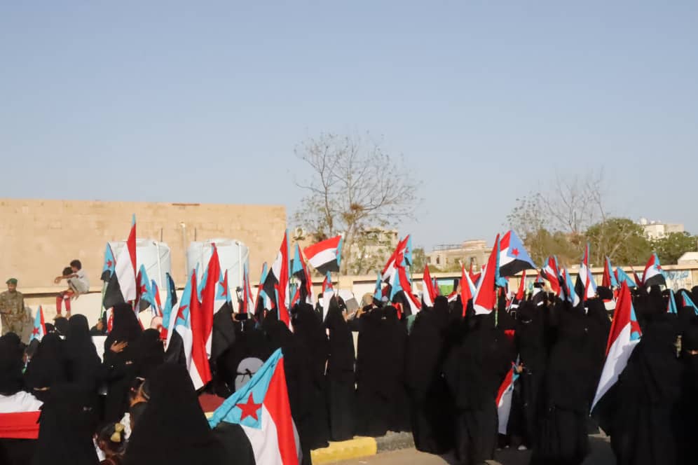 حرائر لحج ينفذن وقفة احتجاجية للمطالبة بتحسين الخدمات والأوضاع الاقتصادية
