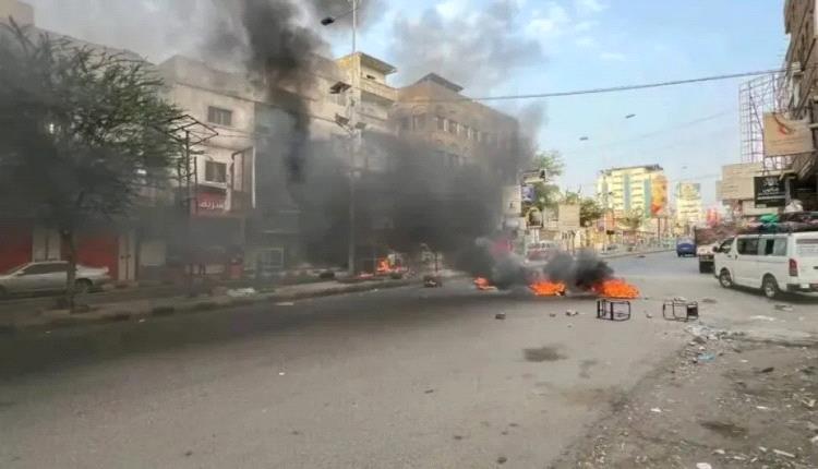 تعز : احتجاجات غاضبة وقطع الطرقات والشوارع الرئيسية تنديدًا بانهيار الخدمات