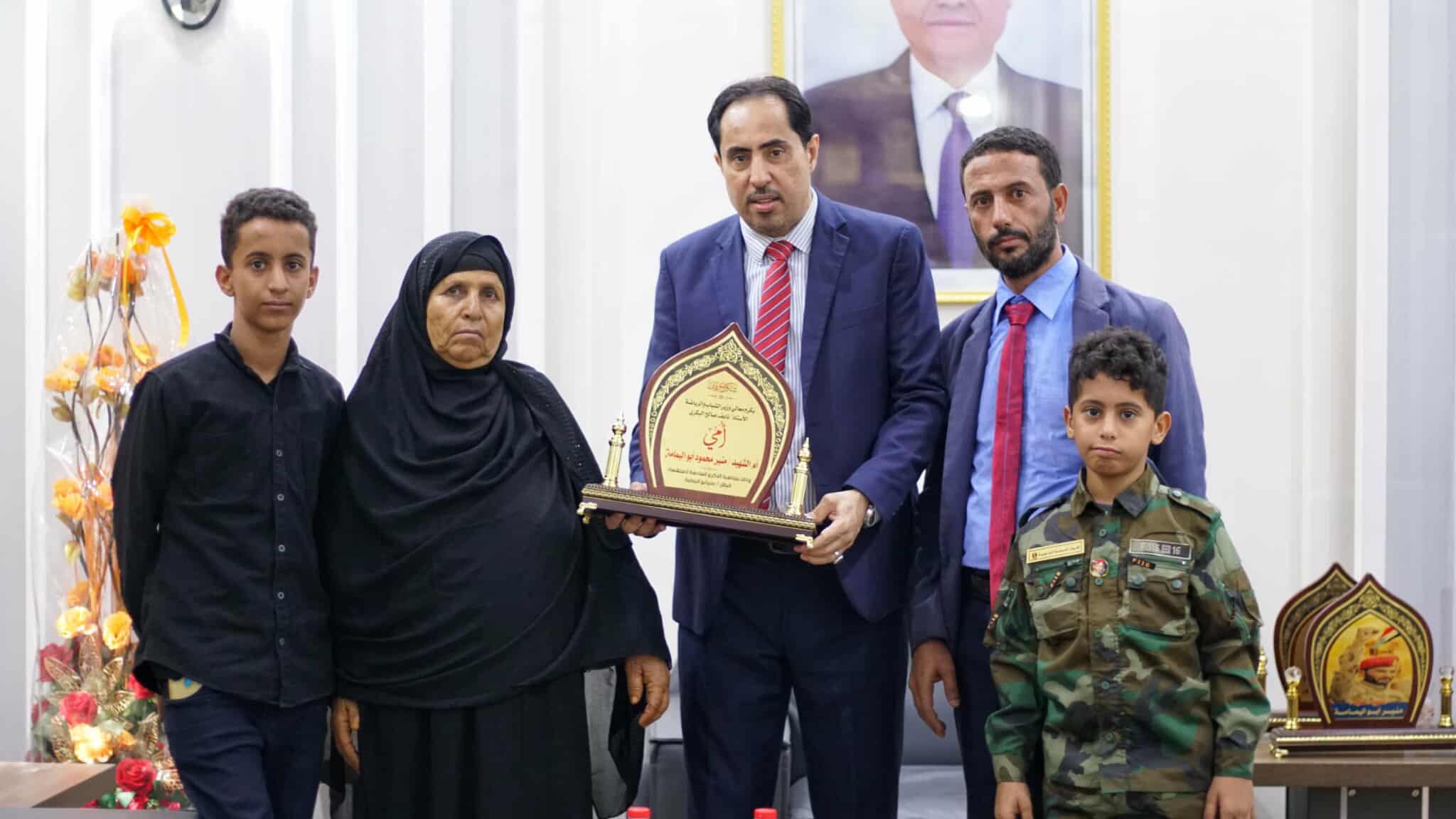 وزير الشباب والرياضة يستقبل أسرة الشهيد منير اليافعي "أبو اليمامة" ويجدد العهد بالوفاء لتضحيات الشهداء