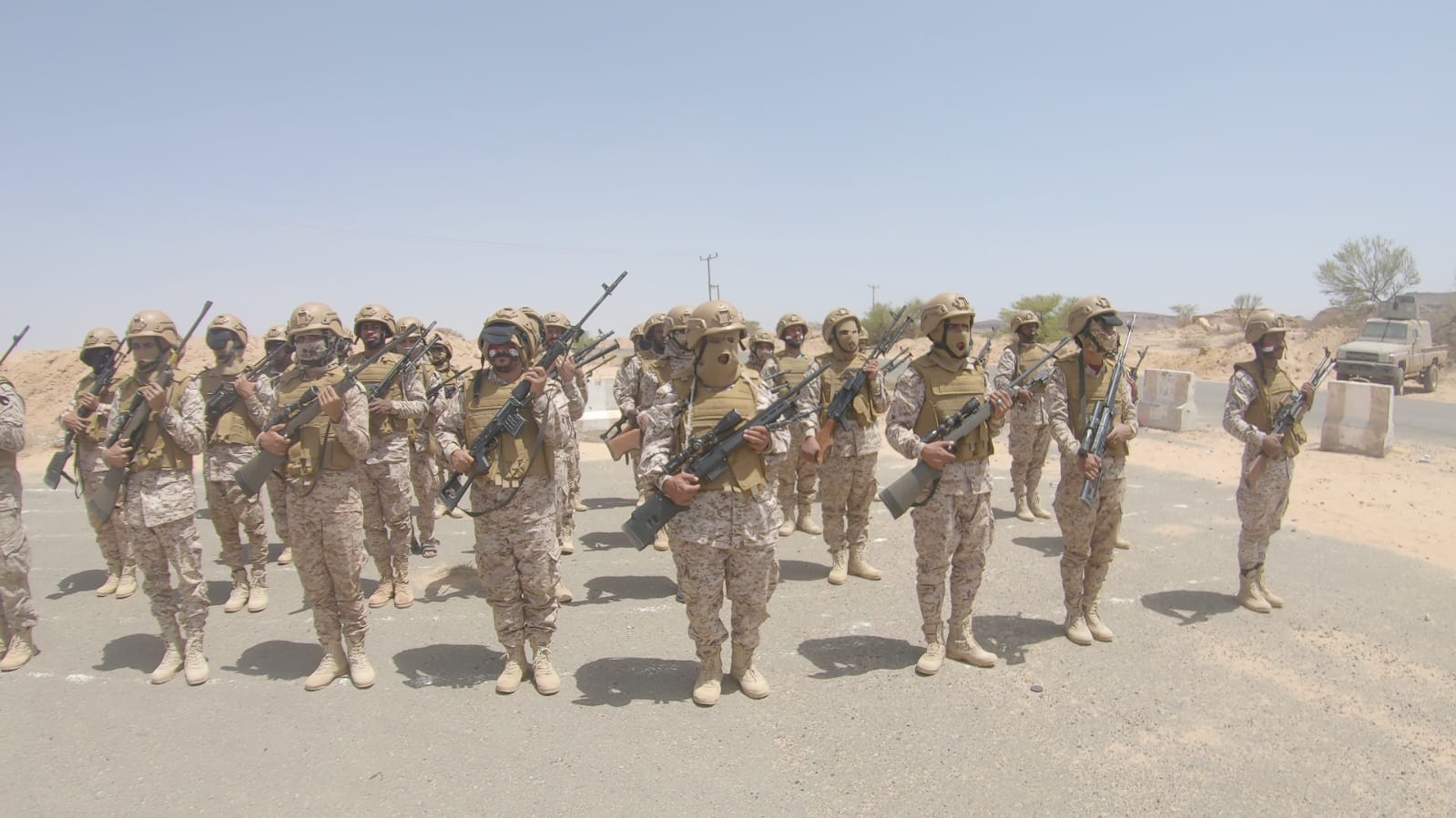 وزير الدفاع يتفقد وحدات محور الرزامات بصعدة