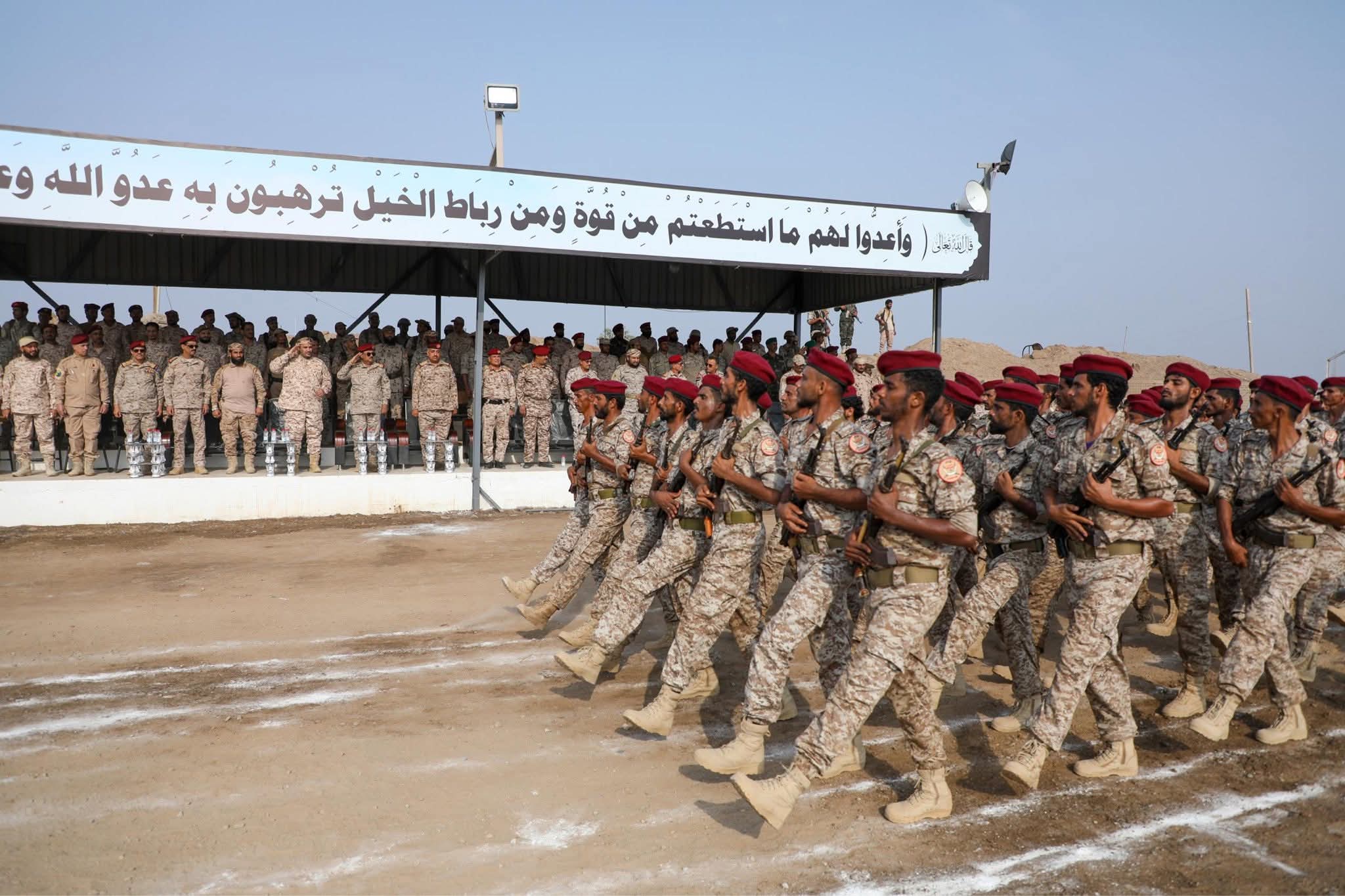بحضور وزير الدفاع.. وحدات رمزية من قوات العمالقة الجنوبية تنظم عرضًا عسكريًّا مهيبًا