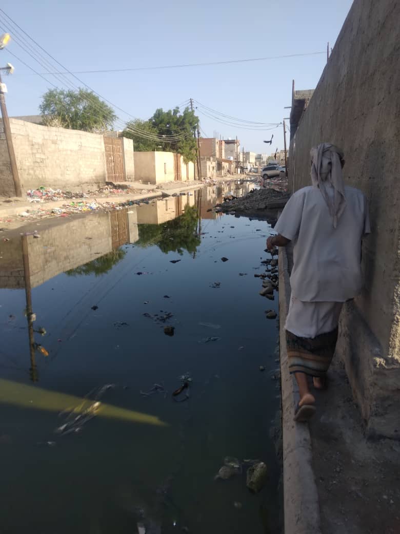 سكان أحياء الممدارة يعانون من طفح المجاري للشوارع وبعض المنازل