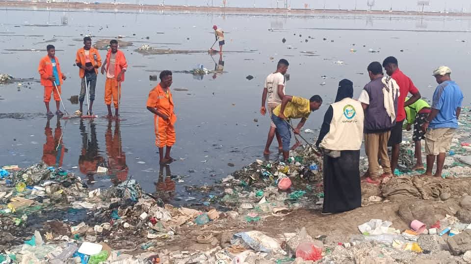 صندوق النظافة  ينفذ حملة مكثفة  لتنظيف محمية بحيرة البجع بالعاصمة عدن 