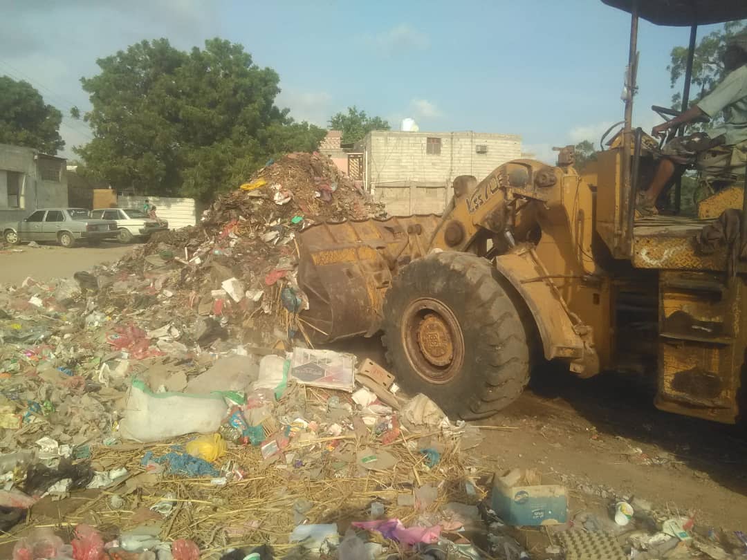  : المدير العام لصندوق النظافة يوجَّـه بإقامة حملة نظافة شاملة في غرب عدن