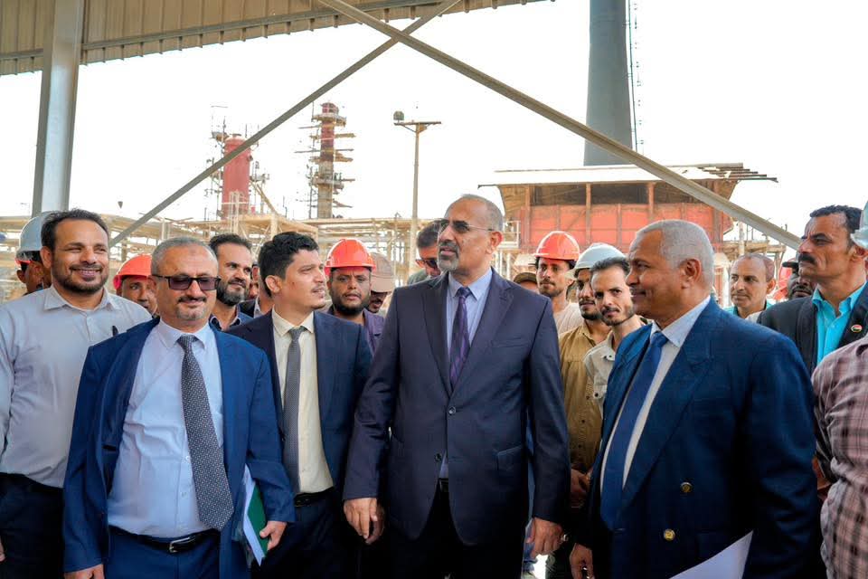 الرئيس الزُبيدي يتفقد سير الأعمال الجارية لإعادة تشغيل مصافي عدن