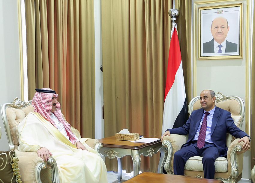 بن بريك يستعرض إنجازات الحكومة في كبح التضخم وتثبيت العملة بدعم سعودي