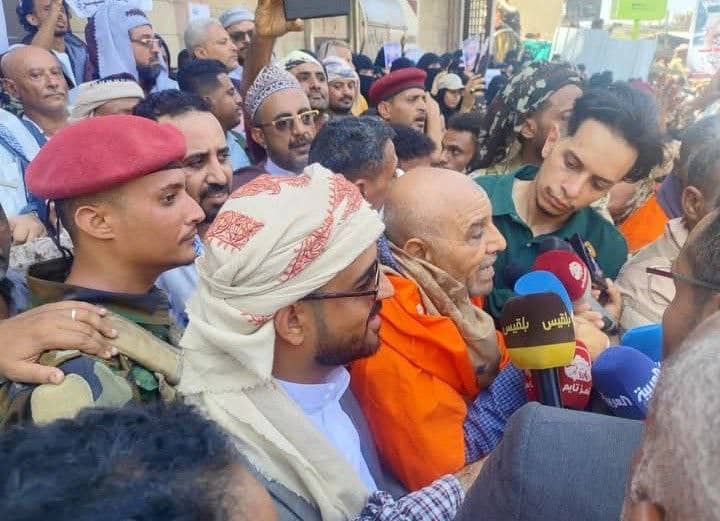 بعد وصوله من تركيا.. والد “افتهان المشهري” مخاطبا أبناء تعز: دمها أمانة في أعناقكم