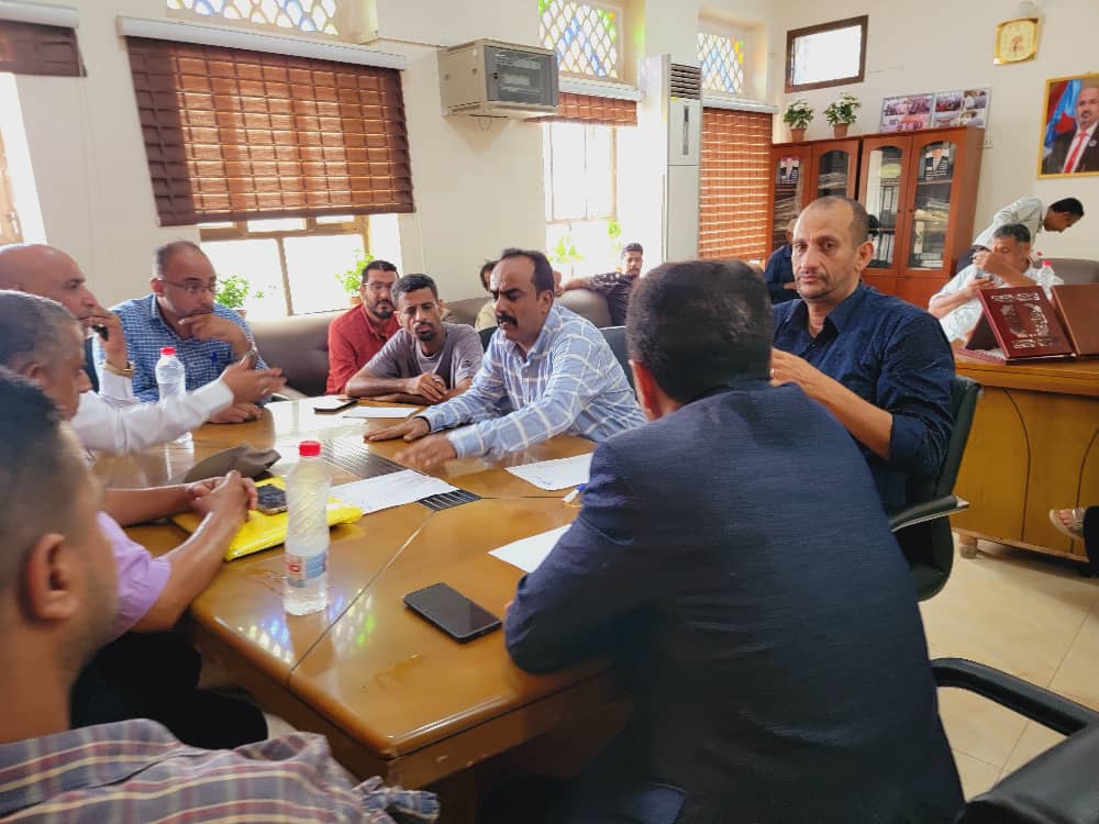 مدير عام خور مكسر يعقد اجتماعًا موسعًا لمناقشة مشاكل الصرف الصحي بالمديرية 