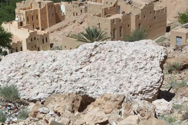  : سقوط صخرة يهدد منازل مواطنين بقرية خسوفر بوادي دوعن