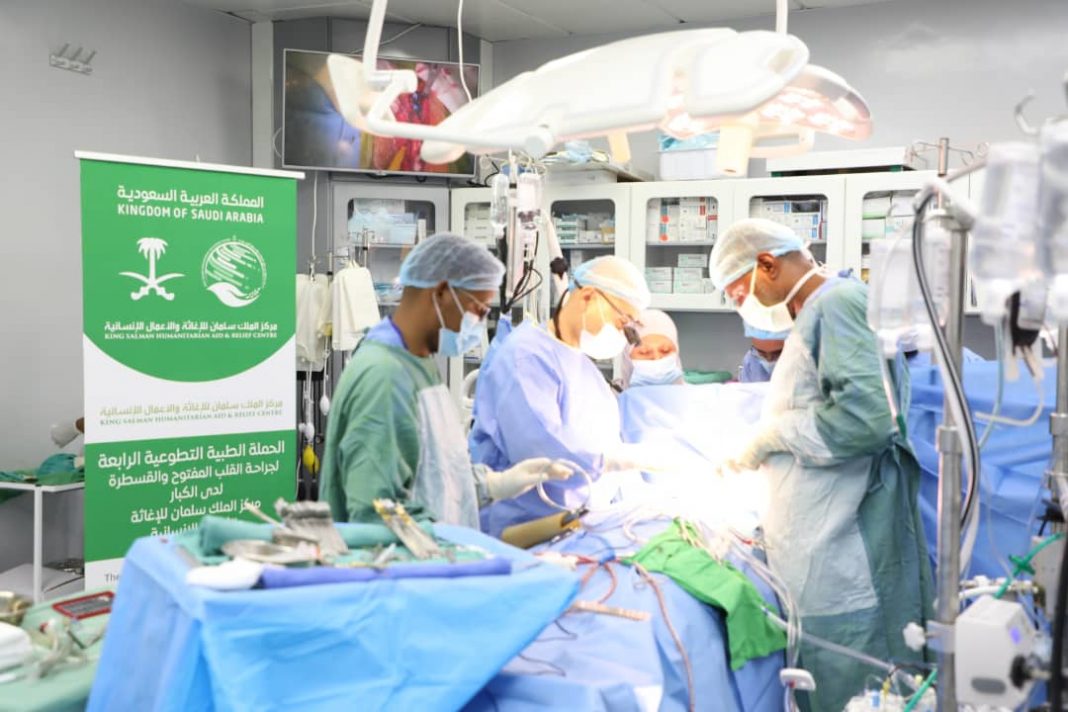 : مركز الملك سلمان يدشن بالمكلا الحملة الطبية الرابعة لجراحة القلب المفتوح والقسطرة لدى الكبار