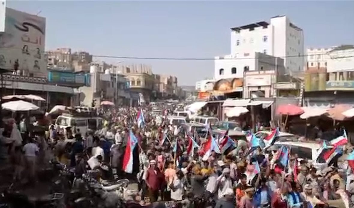 مظاهرات غاضبة في الضالع احتجاجاً على تردي الخدمات وانهيار العملة