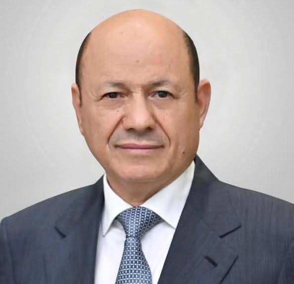رئيس مجلس القيادة يجري اتصالا هاتفياً بمحافظ عدن ويطلع على أضرار السيول