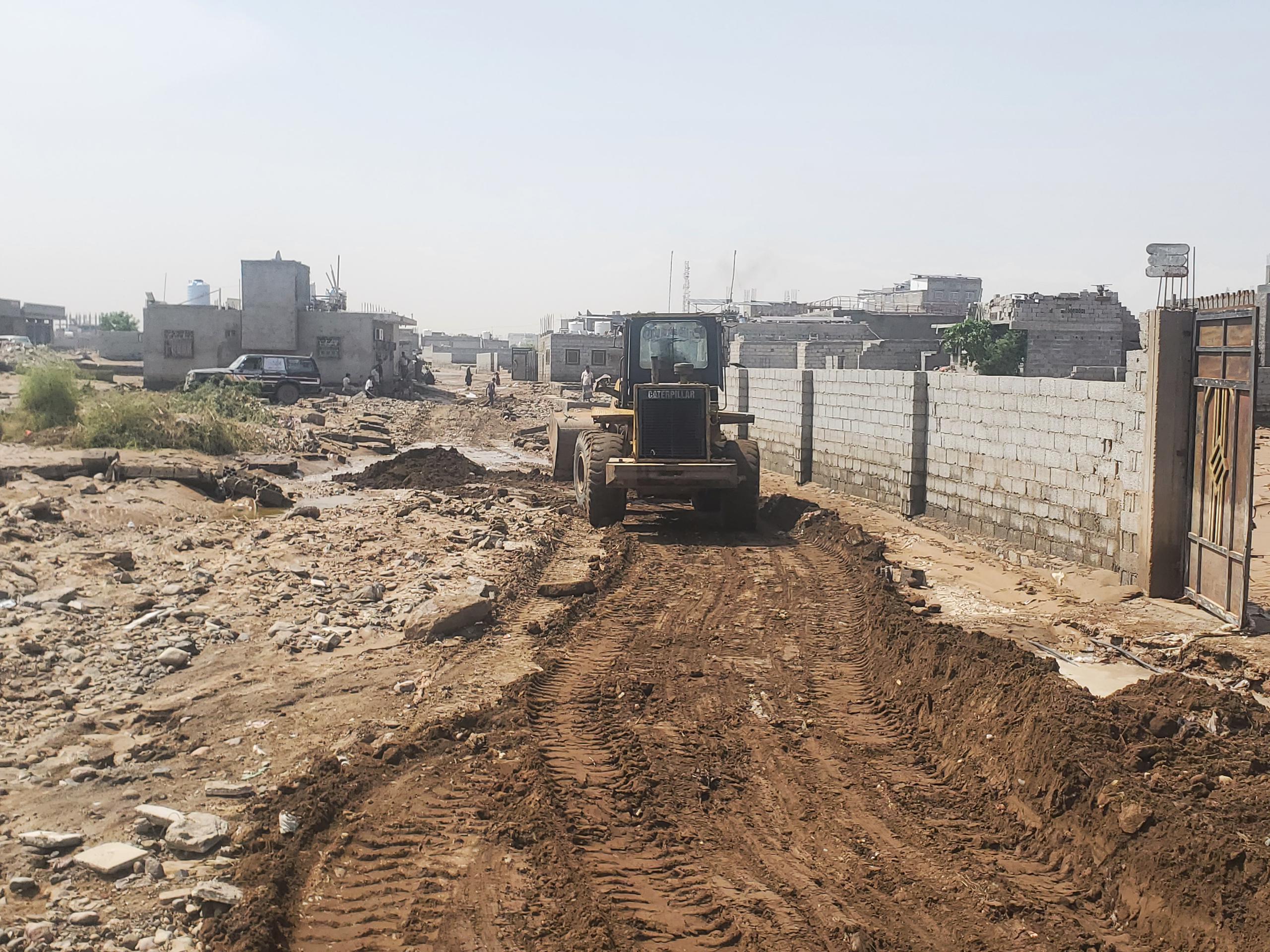 مؤسسة أولاد الصغير التنموية تواصل رفع مخلفات السيول في منطقة الوادي بالحسوة للتخفيف من معاناة المواطنين