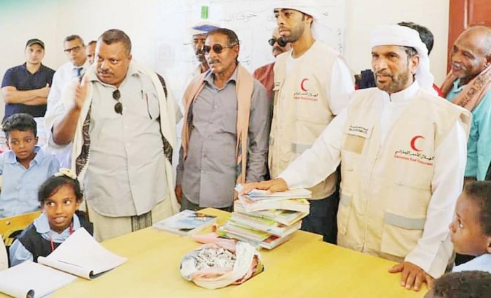  : بدعم إماراتي.. توزيع الكتاب المدرسي بمدرسة عطايا بسقطرى
