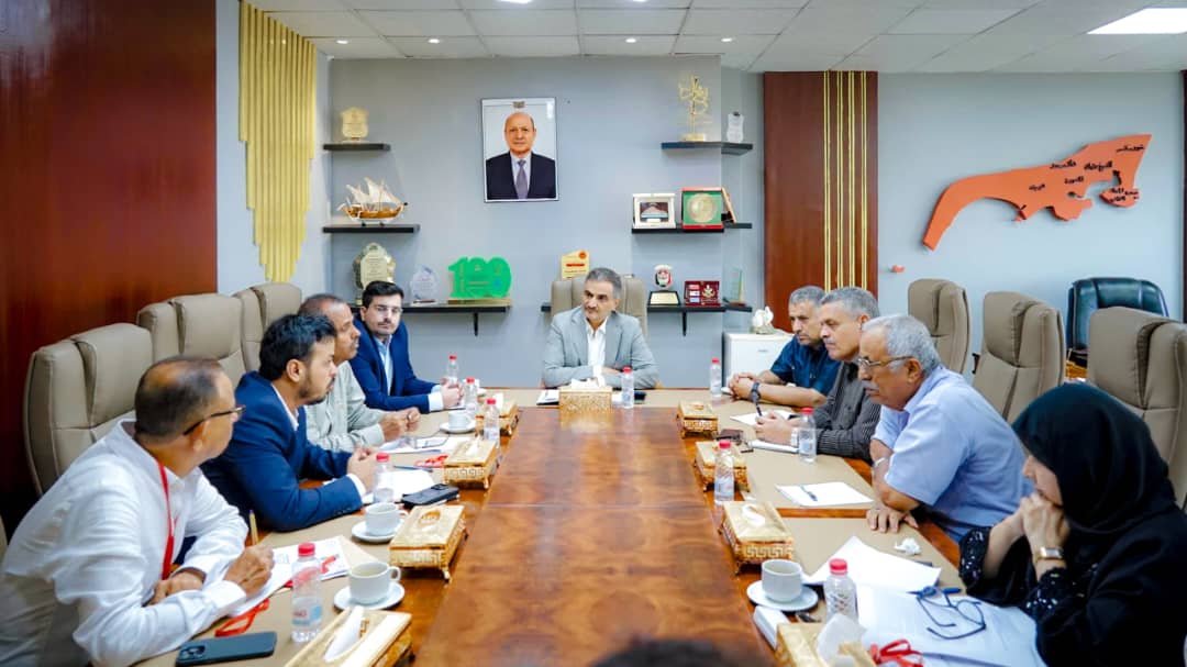 لملس يترأس اجتماعًا لمناقشة تداعيات كارثة السيول بالعاصمة عدن وخطط المعالجة
