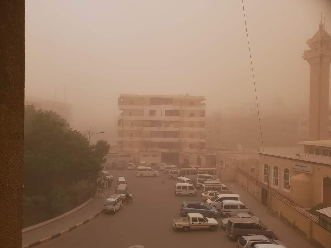 يحدث الآن..موجة غبار تضرب عدن