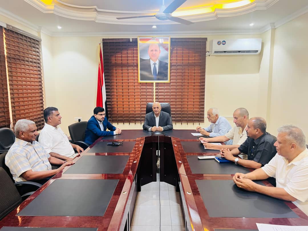 وزير المياه يوقع اتفاقية مشروع تعزيز خدمات المياه والصرف الصحي ويلتقي وفد الصليب الأحمر