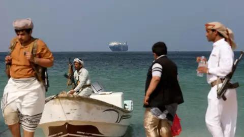 ماذا يعني تلويح الحوثيين بتنفيذ "المرحلة الرابعة" من التصعيد البحري؟
