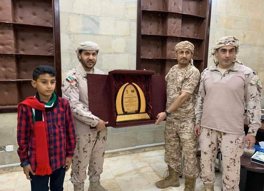  : النوبي والقائد الإماراتي ابو محمد يتبادلان الدروع التذكارية في حفل توديع القوات الإماراتية 
